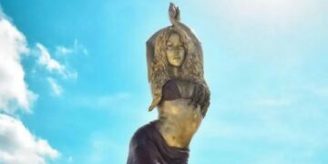 Statuja e madhe e Shakirës zbulohet në qytetin e saj të lindjes, Barranquilla