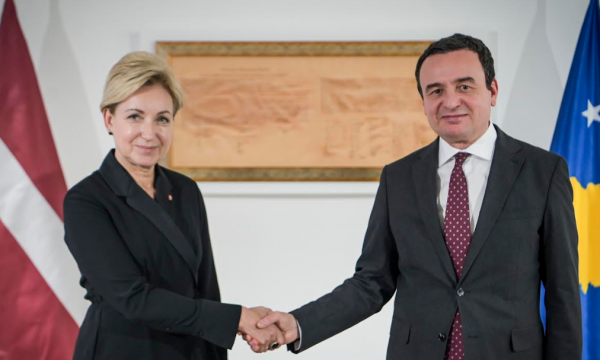 Në takimin me ambasadoren e Letonisë, Kurti e fton kryeministren e këtij shteti për vizitë zyrtare në Kosovë
