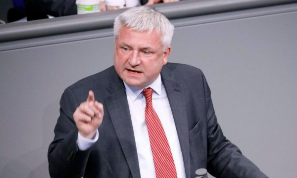 Deputeti gjerman, Serbisë: Mos gënje për spastrim etnik në Kosovë – bashkëpuno për Banjskën