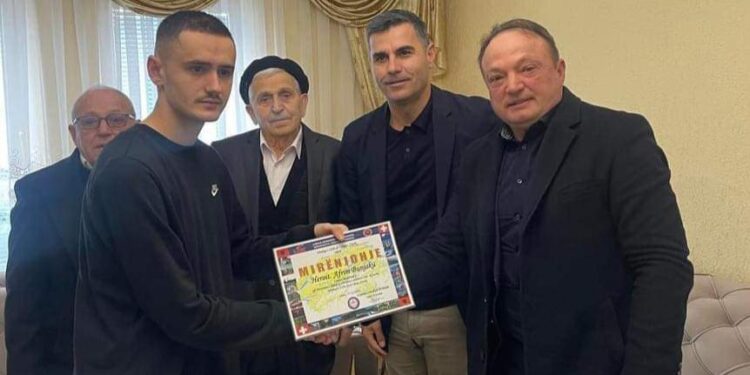 Xhafer Tahiri viziton familjen e Heroit Afrim Bunjaku: I dorëzon një mirënjohje dhe një kontribut financiar nga mërgimtarët në Zvicër