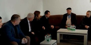 Kurti, Sveçla e Haxhiu shkojnë për vizitë te familja e Enver Zymberit