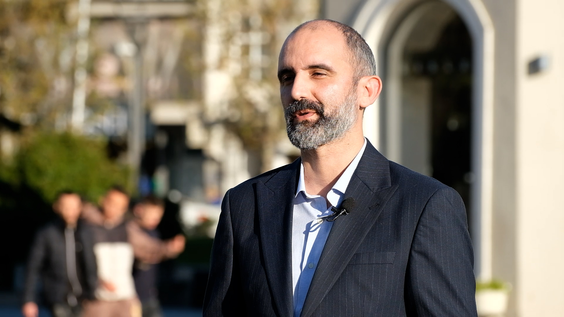 Abrashi ironizon: Shqiprim Arifit i urojmë suksese si analist në studio televizive dhe programe të vitit të ri