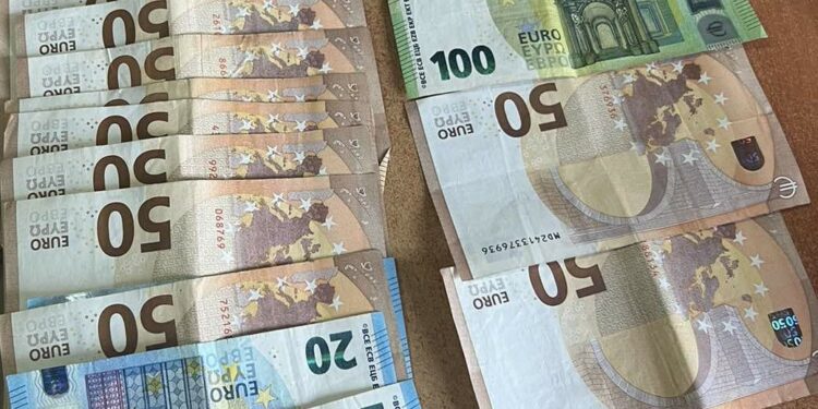 Shembull i mirë, qytetari gjen kuletën me 1030 euro dhe e dorëzon në polici