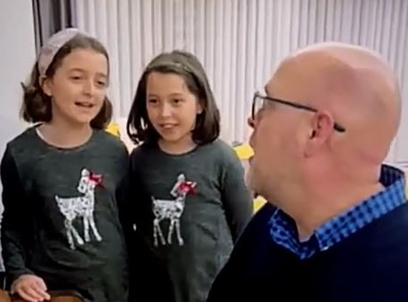 Ambasadori amerikan këndon “Jingle Bells” bashkë me vajzat e presidentes Osmani