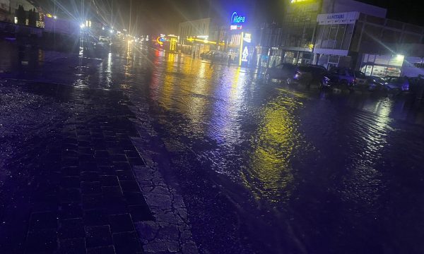 Policia: Rruga Ferizaj-Prishtinë, vende-vende e pakalueshme për shkak të shiut
