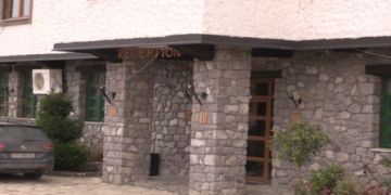 Granit Plava darkoi në restoranin e njëjtë ku po hanin Liridona, fëmijët dhe Naimi, kamerat e filmuan duke u larguar pak para tyre