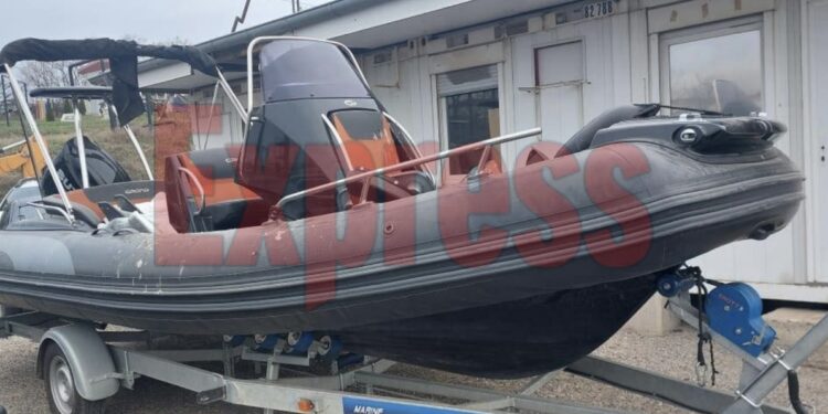 Konfiskohet një anije me shpejtësi të madhe e Radojiçiqit, ishte fshehur në depon e Radule Stevic