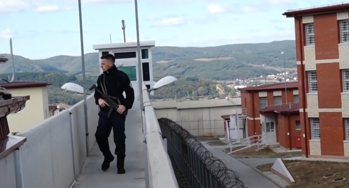 Si po trajtohen në paraburgim Naim Murseli dhe të dyshuarit e tjerë për vrasjen e Liridonës? – flet drejtori i burgjeve