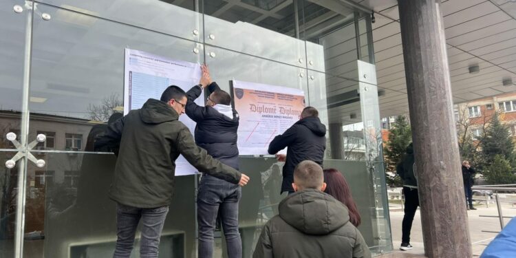 Dështimi në PISA- Organizata studentore ngjet diplomën e Nagavcit në objektin e MASHTI’t