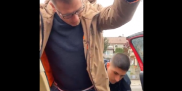 Pamje kur aktivisti serb në Veri shoqërohet në Polici, lirohet pasi i shqiptohen dy gjoba