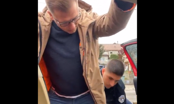 Pamje kur aktivisti serb në Veri shoqërohet në Polici, lirohet pasi i shqiptohen dy gjoba