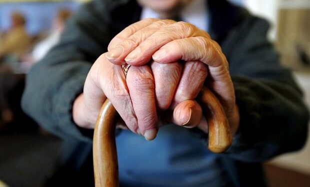 Ofrohet afati i fundit që pensionistët e larguar në vitet ’90 të kalojnë në pensionin parcial kontributiv