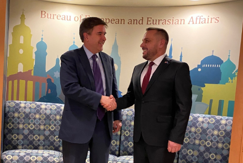 O’Brien takon Maqedoncin, thotë se SHBA mbështet FSK-në si forcë mbrojtëse territoriale multi-etnike