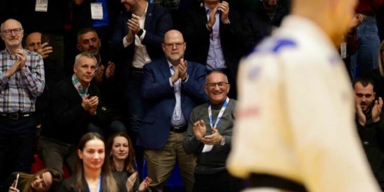 Hovenier uron katër xhudistët kosovarë për medaljet e fituara