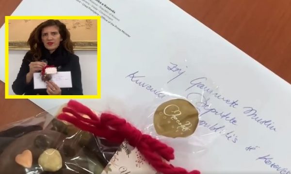 Musliu për Kurtin: Rolin e kryeministrit e ka shndërruar në Babadimër, po ia kthej dhuratën