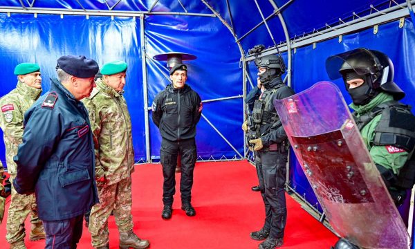 Komandanti i KFOR-it viziton Njësinë e Specializuar Shumëkombëshe, njoftohet me armatimin e tyre