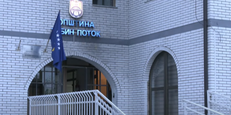 Raportohet për vjedhje në zyrat e UNMIK-ut në veri, policia: I kemi gjetur dritaret e thyera