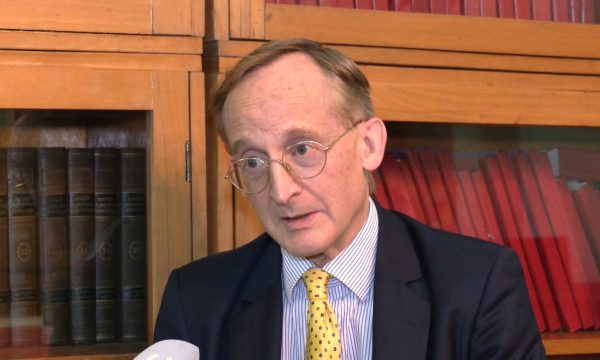 Malcolm e mbron ambasadorin e ri të Shqipërisë në Londër: Çdo shqiptar mund të krenohet me të