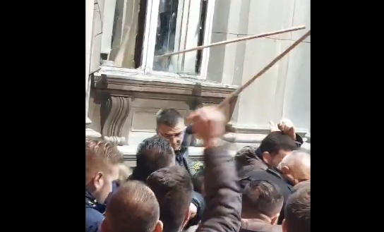 Pamje kur protestuesit tentojnë dhunshëm të hyjnë në Kuvendin e Serbisë (VIDEO)