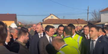 Kurti pret të përfundojë ezani për ta prerë shiritin për një ujësjellës
