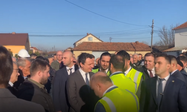 Kurti pret të përfundojë ezani për ta prerë shiritin për një ujësjellës