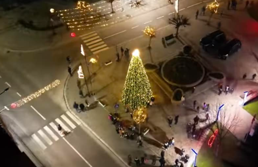 “Viti i ri nuk është festë e jona”, digjet bredhi në oborrin e Komunës së Hanit të Elezit
