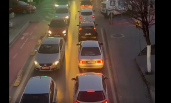 Pamje të “papërjetuara” në kryeqytet, kolona e gjatë e veturave në Dardani gjatë mbrëmjes