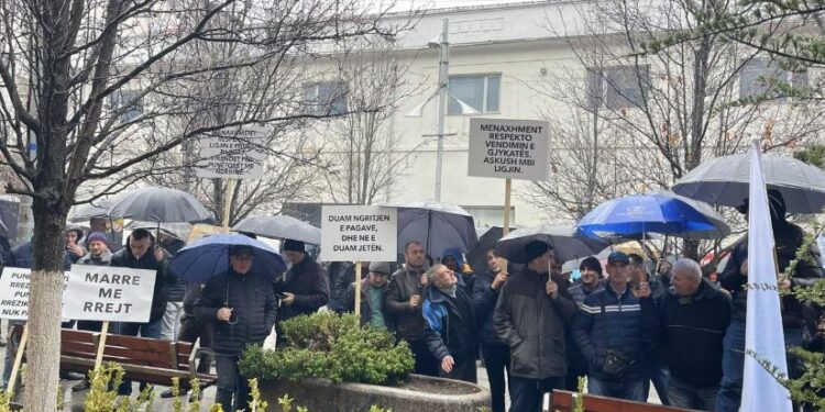Protestojnë punëtorët e KEK-ut, kërkojnë rritje të pagave (FOTO)