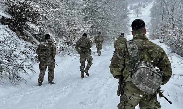 Kurti alarmoi për sulme të reja, KFOR tregon si ushtarët amerikanë po patrullojnë për siguri afër Leposaviqit