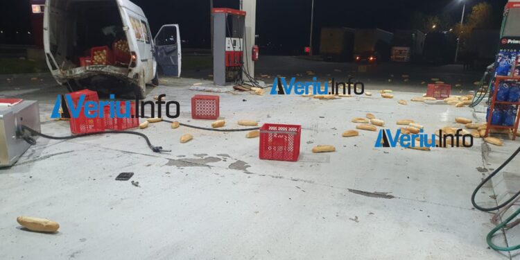 Aksident me të lënduar në Milloshevë, qindra bukë bien nga furgoni (Foto)
