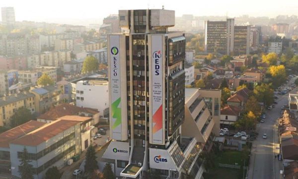 “Nuk i vendosim çmimet e rrymës”, KEDS dhe KESCO thonë se partitë po tentojnë të përfitojnë politkisht
