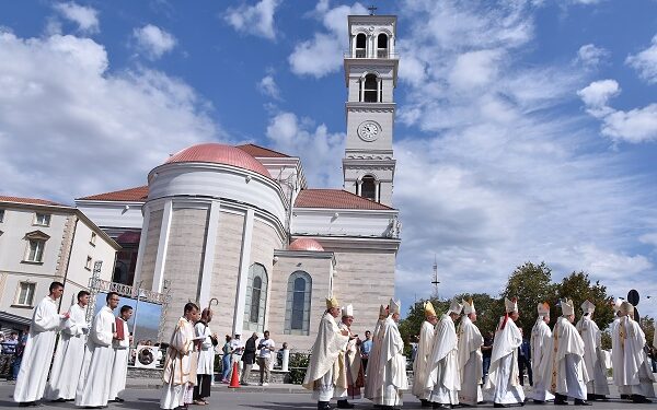 Sot mbahet meshë në Katedralen “Shën Nënë Tereza” në Prishtinë
