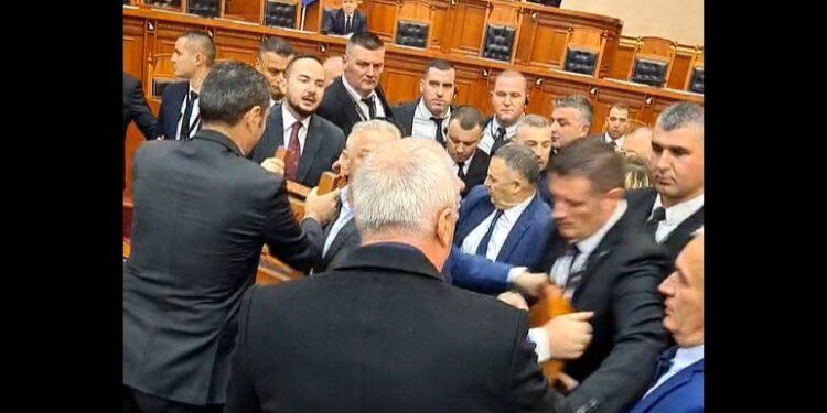 “Më theve duart”- Sërish përplasje në Kuvendin e Shqipërisë, deputetët e PD-së kacafytën me gardën