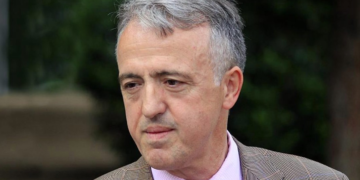 Hamiti për Kurtin: Cili njeri me mend në krye do ta kërkonte nënshkrimin e Serbisë për një draft brenda Kosovës?