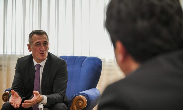 “Mund ta shkruaj një draft në konsultim me ministrat e mi”, Nenad Rashiq flet për deklaratën e Kurtit