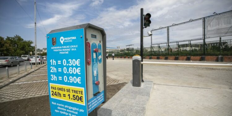 Rregullorja për parkingjet në Prishtinë, rezidentëve u mundësohet parkingu falas për veturën e parë