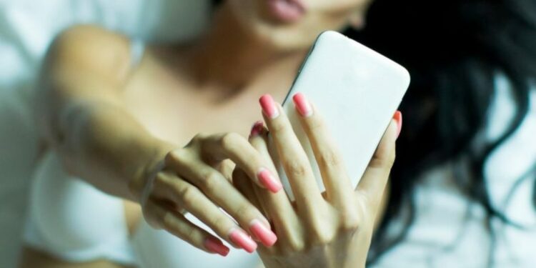 Rregulla themelore për seks nëpërmjet telefonit: Ja çka duhet patjetër të bëni