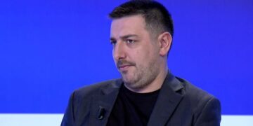 Valon Syla, me ironi: Po i thonë opozitës çohu se Albini s’po mundet me rrejtë vetë më