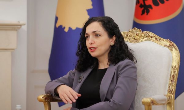 Osmani uron Krishtlindjet: Qoftë kjo festë e mbushur me dashuri, paqe dhe gëzim për secilën familje