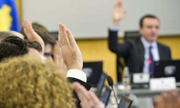Qeveria iu ndan shtesa fëmijëve për fundvit