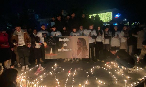 Në Gjakovë ndizen qirinj në kujtim të Liridona Ademajt