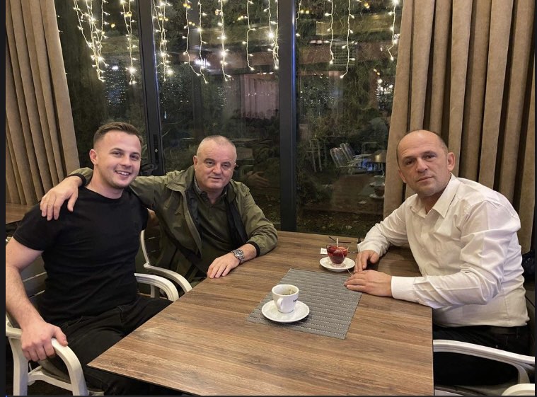 Pasi u bë viral me “konvertimin në katolik”, Sabit Geci takohet me dy hoxhollarë