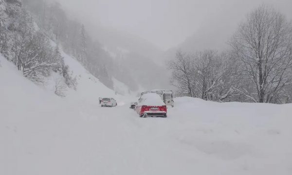 “Është shumë keq, ka 1 metër borë”, rekomandohet që sot të mos vizitohet qendra e skijimit në Brezovicë