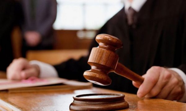 Mungon për shkaqe shëndetësore njëri nga 29 të akuzuarit për bixhoz dhe shpëlarje parash, dështon gjykimi