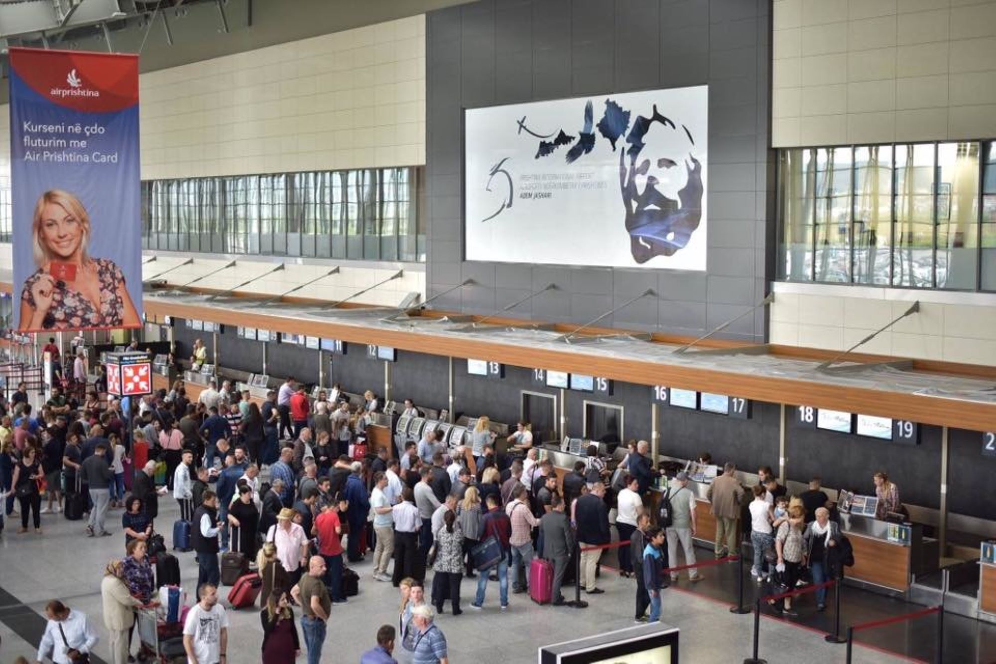40 aeroplanë pritet të aterrojnë sot në “Adem Jashari”