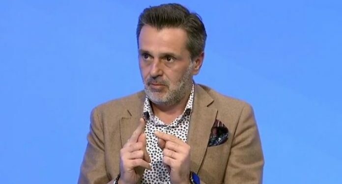 Gashi i ashpër me Kurtin: E ka marrë rolin e Halil Kastratit e Labinot Tahirit duke shpërnda lëmoshë