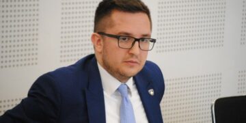 Deputeti i LDK-së e krahason Kurtin me liderët sovjetikë pas lëvdatave që ia bëri sukseseve te veta