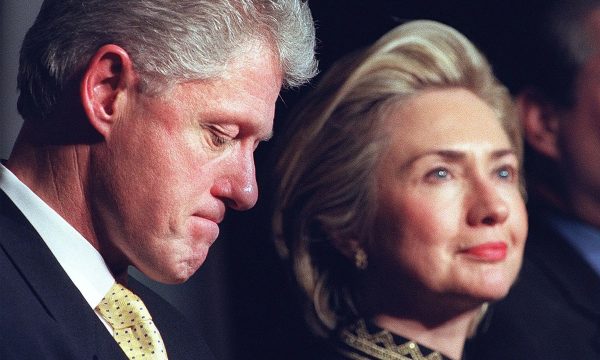 Hillary e interviston Bill Clintonin, flasin për Shqipërinë, Kosovën e fëmijët që mbajnë emrin e presidentit amerikan