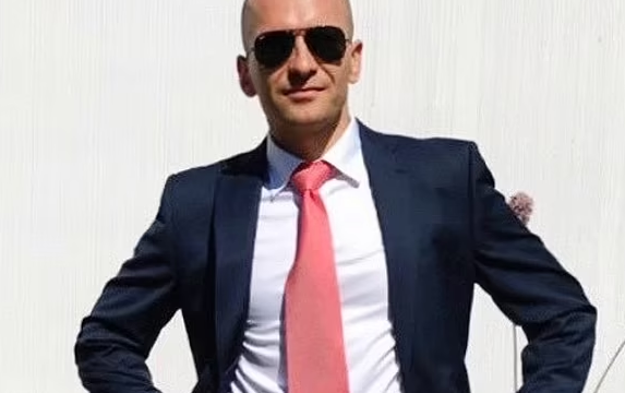 Daily Mail: Ambasadori i ri i Shqipërisë hyri ilegalisht në Britani dhe gënjeu se ikte nga lufta e Kosovës