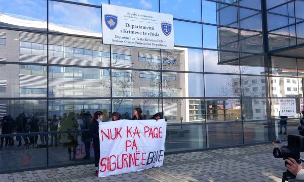 “Nuk ka paqe pa sigurinë e grave”, aksion simbolik para gjykatës ku pritet të dalin Naim Murseli dhe dy të tjerët